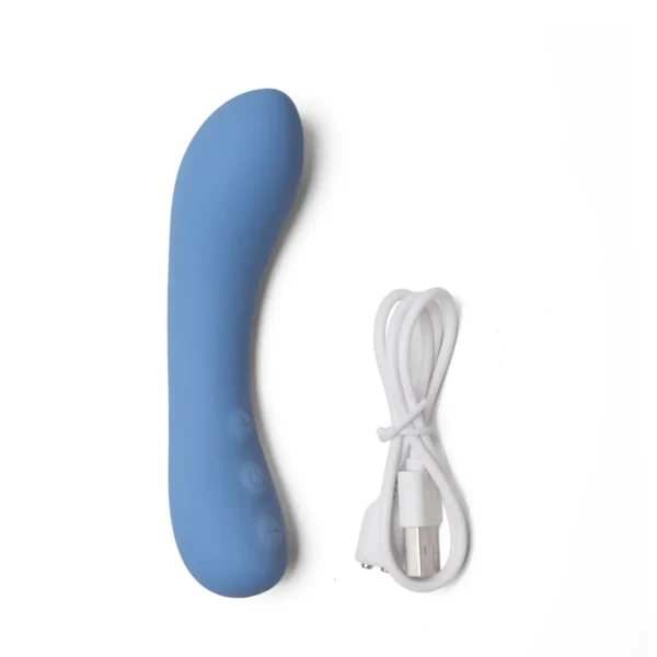 Peech June dildo Billede af en lille June dildo med opladeren til den.