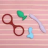 Peech Sexplore Kit Billede af sexlegetøj på stribede lagner.