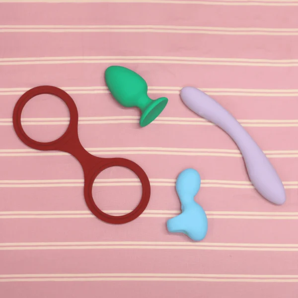 Peech Sexplore Kit Billede af sexlegetøj på stribede lagner.