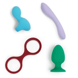 Billede af fire forskellige stykker sexlegetøj. Blå finger vibrator. Lilla vibrende dildo. Røde silicone håndjern. Grøn buttplug.